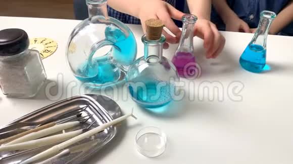 孩子们小学的男孩在玻璃瓶中用有色液体进行化学实验这是一个科学的概念4公里视频的预览图