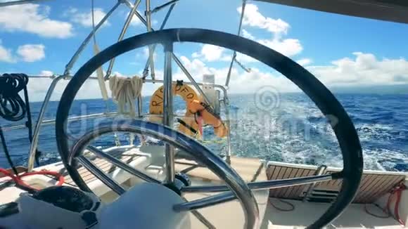 帆船自动驾驶在水上游艇上做大舵手视频的预览图
