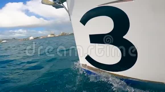 一艘白色的船上面有3号浮在海里视频的预览图