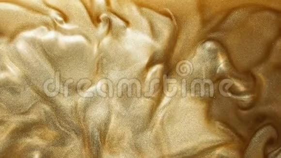光泽油漆纹理覆盖金色流体流动视频的预览图
