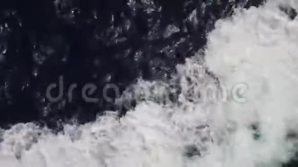 强大的海浪从快速移动的小船上拉出一股巨大的深蓝水和白色泡沫上升稳定视频的预览图