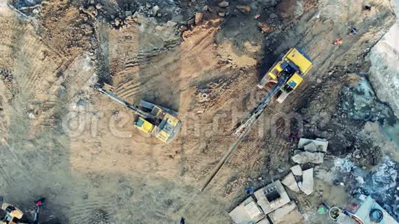 两台挖掘机在一个有土的职业生涯中驾驶施工设备重工机械视频的预览图