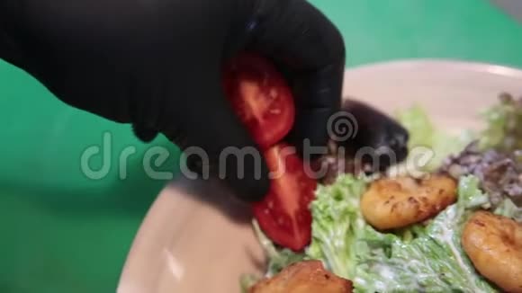 厨师手把切好的西红柿和海鲜沙拉一起摆盘视频的预览图