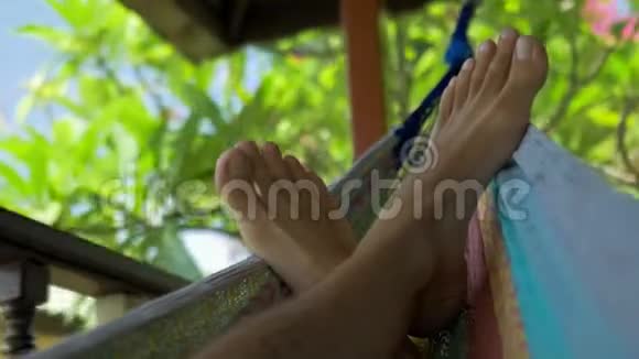 在露台上的吊床上晃荡裸男泰国陶陶塔诺特湾度假视频的预览图