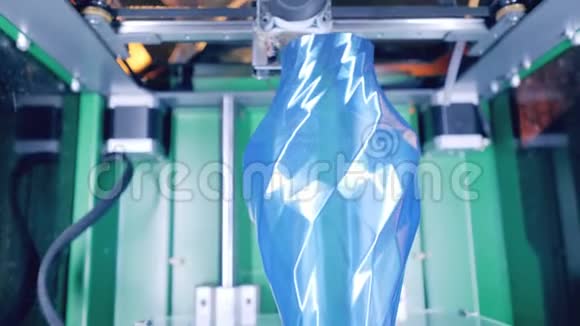 蓝色花瓶是在工程师的监督下用3D打印视频的预览图
