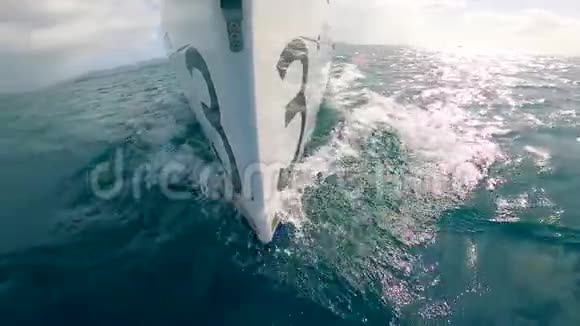海洋水域和一艘船船上有三艘夏季冒险概念视频的预览图
