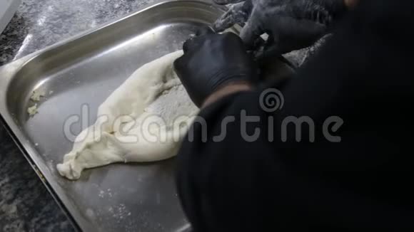 特写将奶酪倒入面团中用于烘焙佐餐卡沙普里美味的格鲁吉亚美食视频的预览图