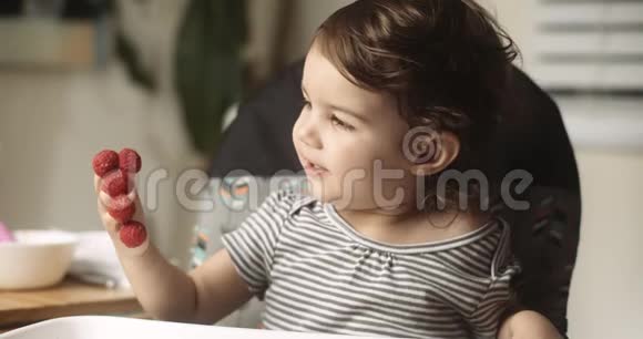 有趣的小女孩吃树莓视频的预览图