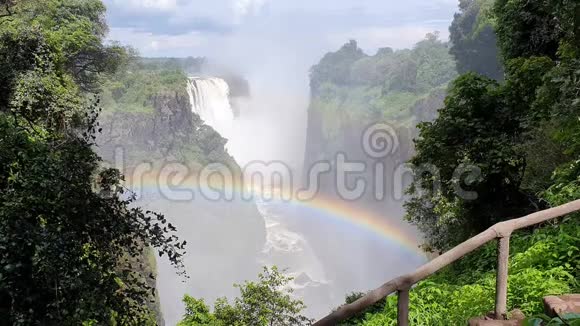 维多利亚瀑布在赞比亚津巴布韦寄宿者蓝天白云视频的预览图