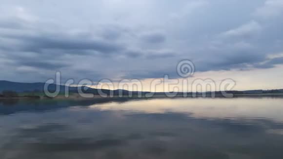 乌云密布天空阴沉不错的倒影捷克的风景视频的预览图