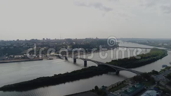 两座横跨河流的公路桥鸟瞰视频的预览图