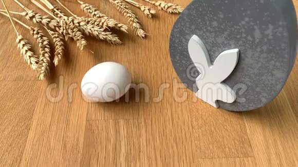 在成熟的麦穗背景下白鸡蛋在木桌上旋转复活节的概念视频的预览图