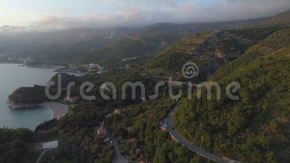 日落时黑山亚得里亚海海岸的鸟瞰图视频的预览图