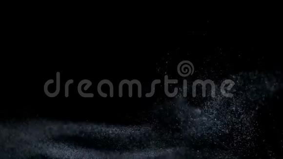 火焰在黑白背景上闪耀动画白色尘埃粒子在黑色背景上视频的预览图