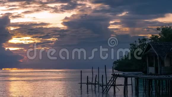 日落的夜晚在海洋中倒影来自KordirisHomestay的竹棚屋Gam岛西巴布亚RajaAmpat视频的预览图