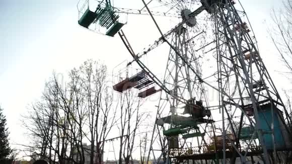 斯坦迪卡姆在一个城市公园里拍摄了一个废弃的老式摩天轮一座空城视频的预览图