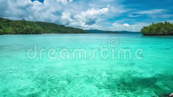 美丽的蓝色泻湖纯净的水和雨云背景甘岛西巴布亚拉贾安帕特视频的预览图