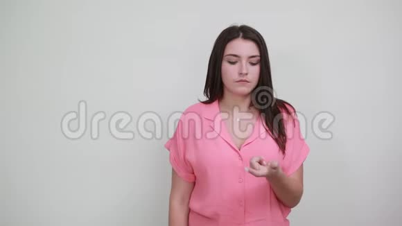 白人年轻女子在镜头前露出九根手指视频的预览图