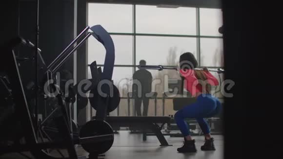 女运动员正在健身中心准备比赛视频的预览图