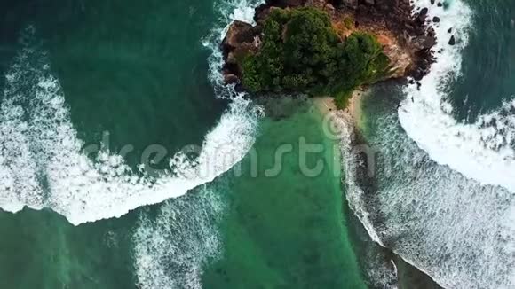 空中观景印度洋的岛屿斯里兰卡从无人机看到的视频的预览图