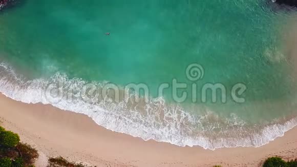 空中观景印度洋海浪的景色狂野海滩斯里兰卡视频的预览图