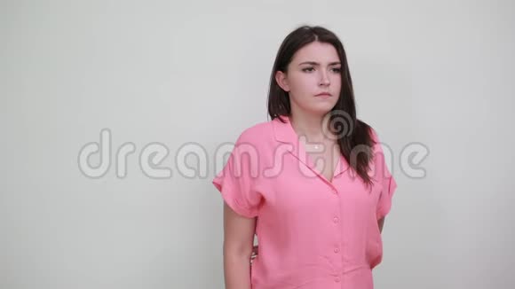 一位穿着粉色衬衫做动物手势的白种人年轻女子视频的预览图