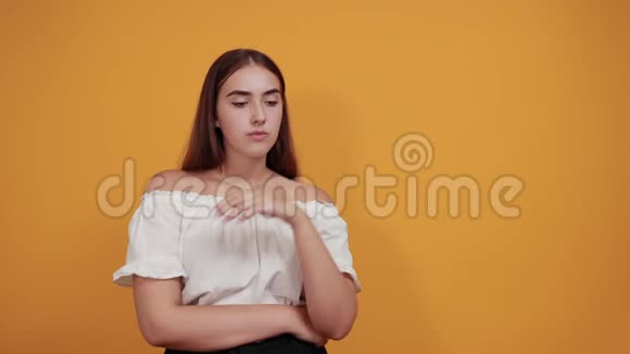 失望的年轻女子竖起大拇指神情严肃视频的预览图