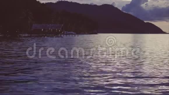 日落时分克里和蒙苏亚的家园西巴布亚拉贾安帕特海面上平静的波浪闪闪发光视频的预览图