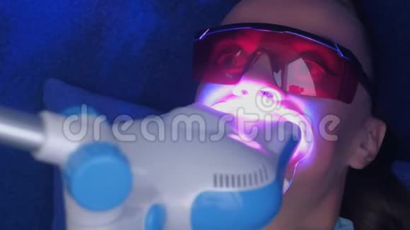 牙科工作室女性牙齿LED美白美容程序视频的预览图