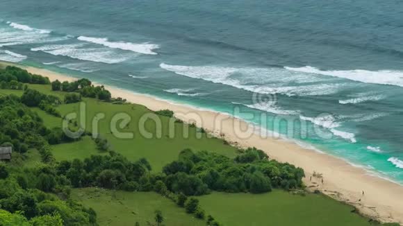 海浪在热带沙滩上翻滚视频的预览图