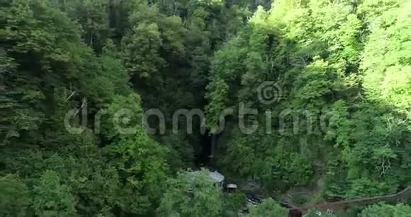 瀑布景观在岩石峡谷旅行宁静的风景观自然的力量概念阿布哈兹瀑布空中视频的预览图
