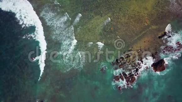 空中观景印度洋海浪的景色狂野海滩斯里兰卡视频的预览图