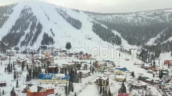 登山滑雪胜地人们从山上滑雪和滑雪板上面的美景视频的预览图