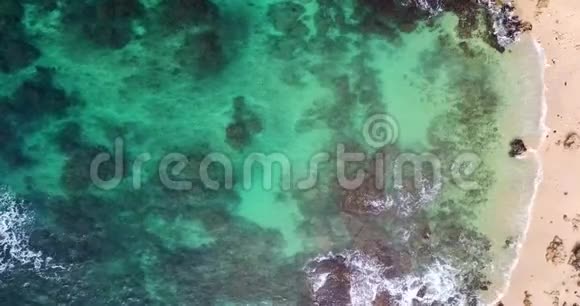 空中观景印度洋海浪的景色狂野海滩斯里兰卡视频的预览图