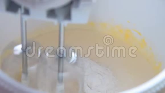 搅拌机制作糕点面团视频的预览图