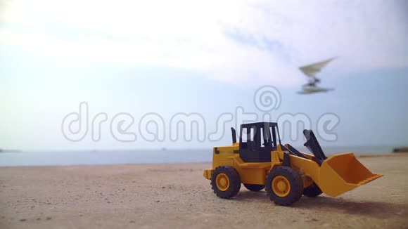 挖掘机模型站在沙子上视频的预览图