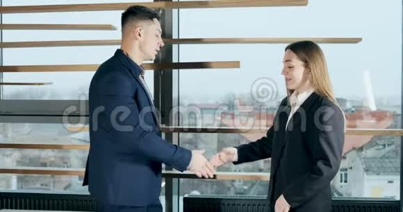 商界人士在成功的企业伙伴关系中握手男女握手礼欢迎视频的预览图