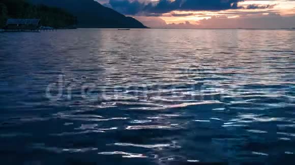 当地船只在日落时从码头离开克里和蒙苏亚平静的波浪在海面上闪耀西部视频的预览图