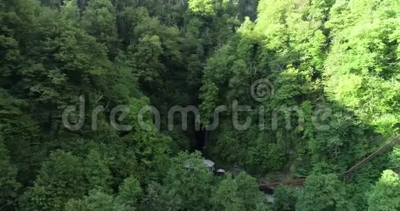 瀑布景观在岩石峡谷旅行宁静的风景观自然的概念阿布哈兹瀑布空中视频的预览图