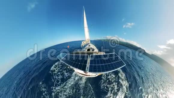 在海上航行的太阳能游艇的俯视图视频的预览图