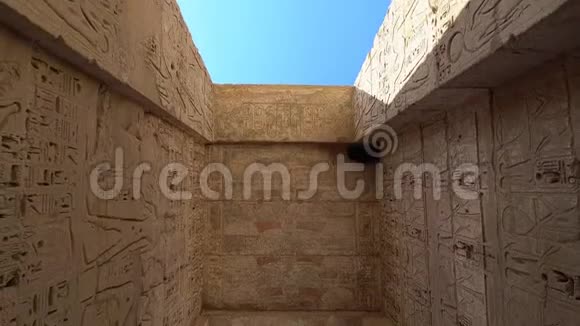 麦地那哈布寺埃及卢克索马代内哈布拉米斯三世太平庙是一个重要的新王国视频的预览图