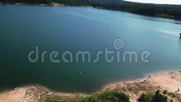 美丽的蓝色湖泊和飞翔的鹰的景色视频的预览图