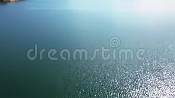 美丽的蓝色湖泊和飞翔的鹰的景色视频的预览图