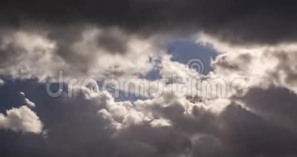 风暴来临前在多风天气中几个蓬松的卷曲卷云层的时间间隔剪辑视频的预览图