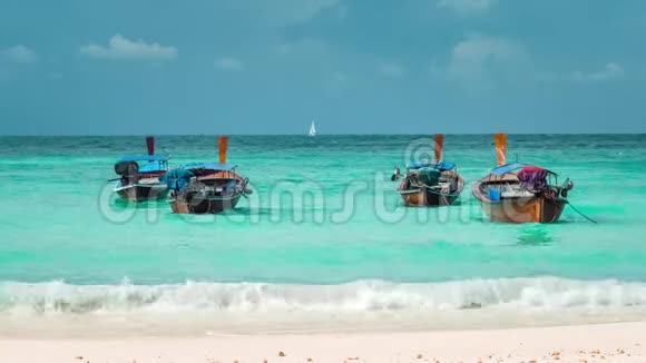 四条长尾小船在本达亚海滩上碧波荡漾白帆小船在地平线上泰国岛视频的预览图