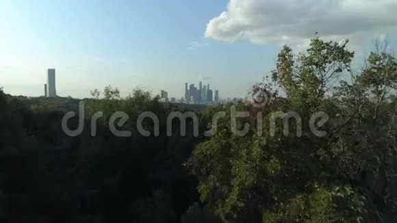 远距离莫斯科国际商务中心麻雀山和摩天大楼的空中拍摄视频的预览图