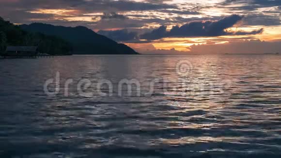 克里和蒙苏阿尔日落海面平静的波浪移动西巴布亚拉贾安帕特印度尼西亚视频的预览图