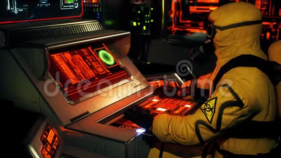 一位穿着细菌保护服的科学家正在电脑上工作一个穿着黄色防护服和毒气的男人视频的预览图