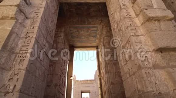 麦地那哈布寺埃及卢克索马代内哈布拉米斯三世太平庙是一个重要的新王国视频的预览图