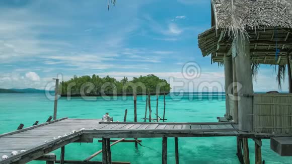 在美丽的蓝色泻湖和一些岛屿背景的家园小屋KordirisHomestayGam岛西巴布亚Raja视频的预览图